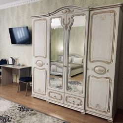 Номер улучшенный стандарт с 1 двуспальной кроватью и диваном