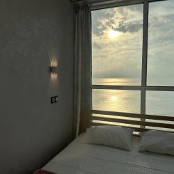 Фото Отель Шикарная 2-комнатная квартира у моря нас проспекте 100-летия 163