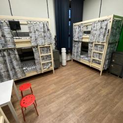 Кровать в 8-местном общем номере