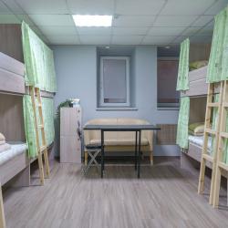 Кровать в 10-местной общей мужской комнате