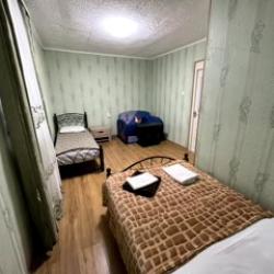 2-комнатный номер люкс улучшенный с 1 односпальной и 2 двуспальными кроватями