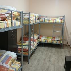Кровать в 6-местном общем номере