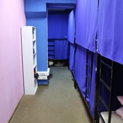 Кровать в 8-местном общем номере
