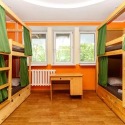 Нижняя кровать в 10-местном общем номере (общие удобства)