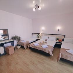 Номер стандарт семейный с 2 односпальными и 1 двуспальной кроватью