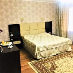 Номер полулюкс с 1 двуспальной кроватью (с завтраком)