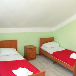 Номер эконом с 3 односпальными кроватями с балконом.