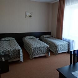 Кровать в номере cемейный