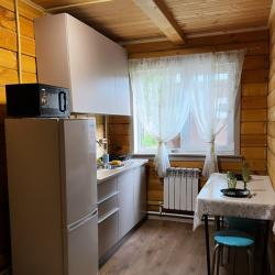 Дом из бруса c 2 односпальными и 1 двуспальной кроватью