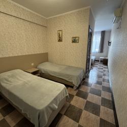 Комната комфорт с 2 односпальными и 1 двуспальной кроватью