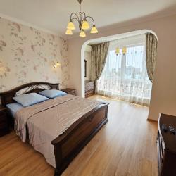 Фото Отель Просторная трехкомнатная квартира с видом на море!