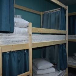 Кровать в 8-местном общем номере