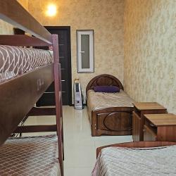 Кровать в женском номере с 2 односпальными кроватями и 1 двухъярусной кроватью (общие удобства)