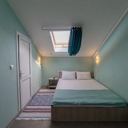 2-местный номер стандарт с 1 двуспальной кроватью (мансарда)