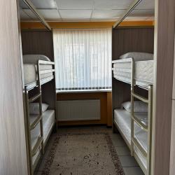 Кровать в 6-местном общем номере