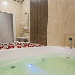 Love Suite с большой джакузи и видом на набережную