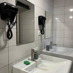 Кровать в 6-местном общем женском номере