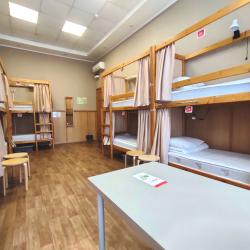 Кровать в 10-местном общем женском номере