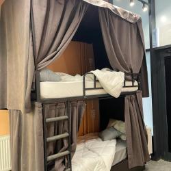 Кровать в номере студия