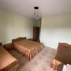 Номер стандарт с 2 односпальными и 1 двуспальной кроватью