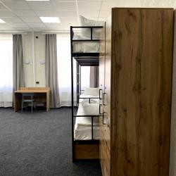 Кровать в 12-местном общем номере