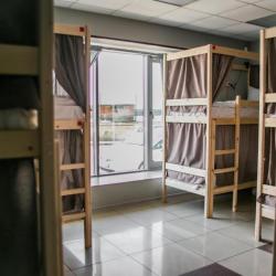Кровать в 12-местном общем номере