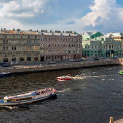 Апартаменты с видом на Фонтанку с двуспальной кроватью и диваном