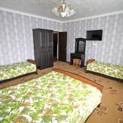 Комната эконом с 2 односпальными и 1 двуспальной кроватью