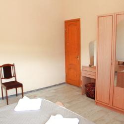 Номер стандарт с 1 односпальной и 1 двуспальной кроватью с балконом