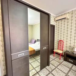 Номер стандарт с 2 односпальными и 1 двуспальной кроватью