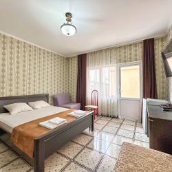 Номер стандарт с 2 односпальными и 1 двуспальной кроватью