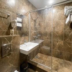 Номер улучшенный стандарт с 2 односпальными и 1 двуспальной кроватью