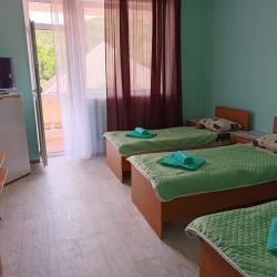 Номер эконом с 3 односпальными кроватями с балконом.