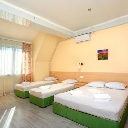 Номер стандарт улучшенный с 2 односпальными и 1 двуспальной кроватью