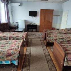 Кровать в 9-местном общем номере