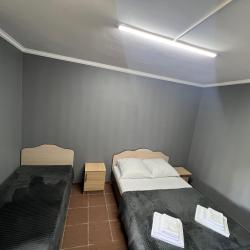 Номер стандарт с 1 односпальной и 1 двуспальной кроватью