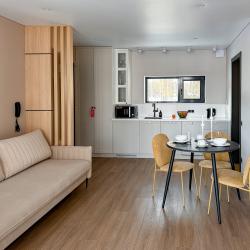 Коттедж улучшенный с общей террасой и видом на озеро