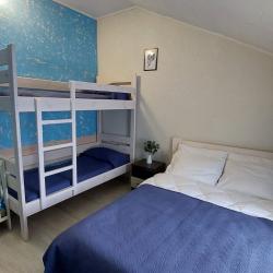 Комната полулюкс с 1 двуспальной кроватью и 1 двухъярусной кроватью