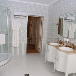 Номер люкс улучшенный с 1 двуспальной кроватью