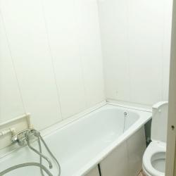Коттедж эконом с двухъярусной кроватью и диваном