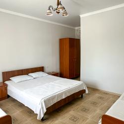 Номер стандарт с 2 односпальными и 1 двуспальной кроватью