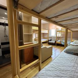 Кровать в 10-местном общем номере