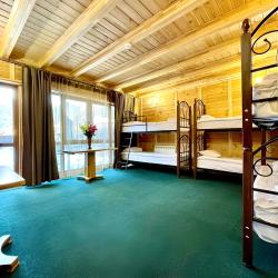 Кровать в 6-местном общем мужском номере