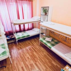 Кровать в 8-местном общем женском номере
