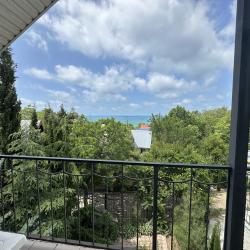 1-комнатный номер полулюкс комфорт с 1 односпальной и 1 двуспальной кроватью (мансарда)