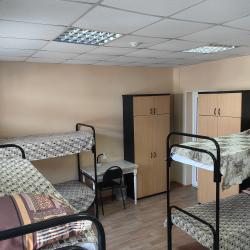 Кровать в 12-местном общем номере