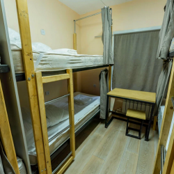 Кровать в 6-местном общем женском номере