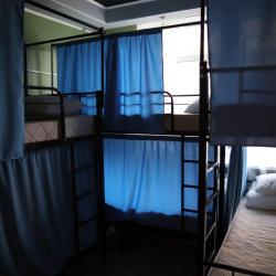 Кровать в общем мужском номере с 5-двухъярусными кроватями 20м²