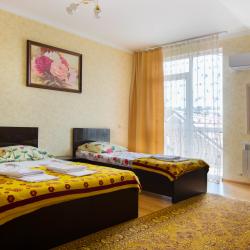 Номер стандарт семейный с 2 односпальными и 1 двуспальной кроватью