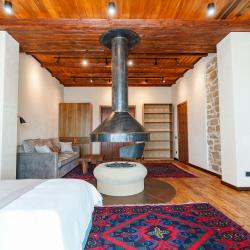 Люкс с декоративным камином и французским балконом с видом на аул Гамсутль